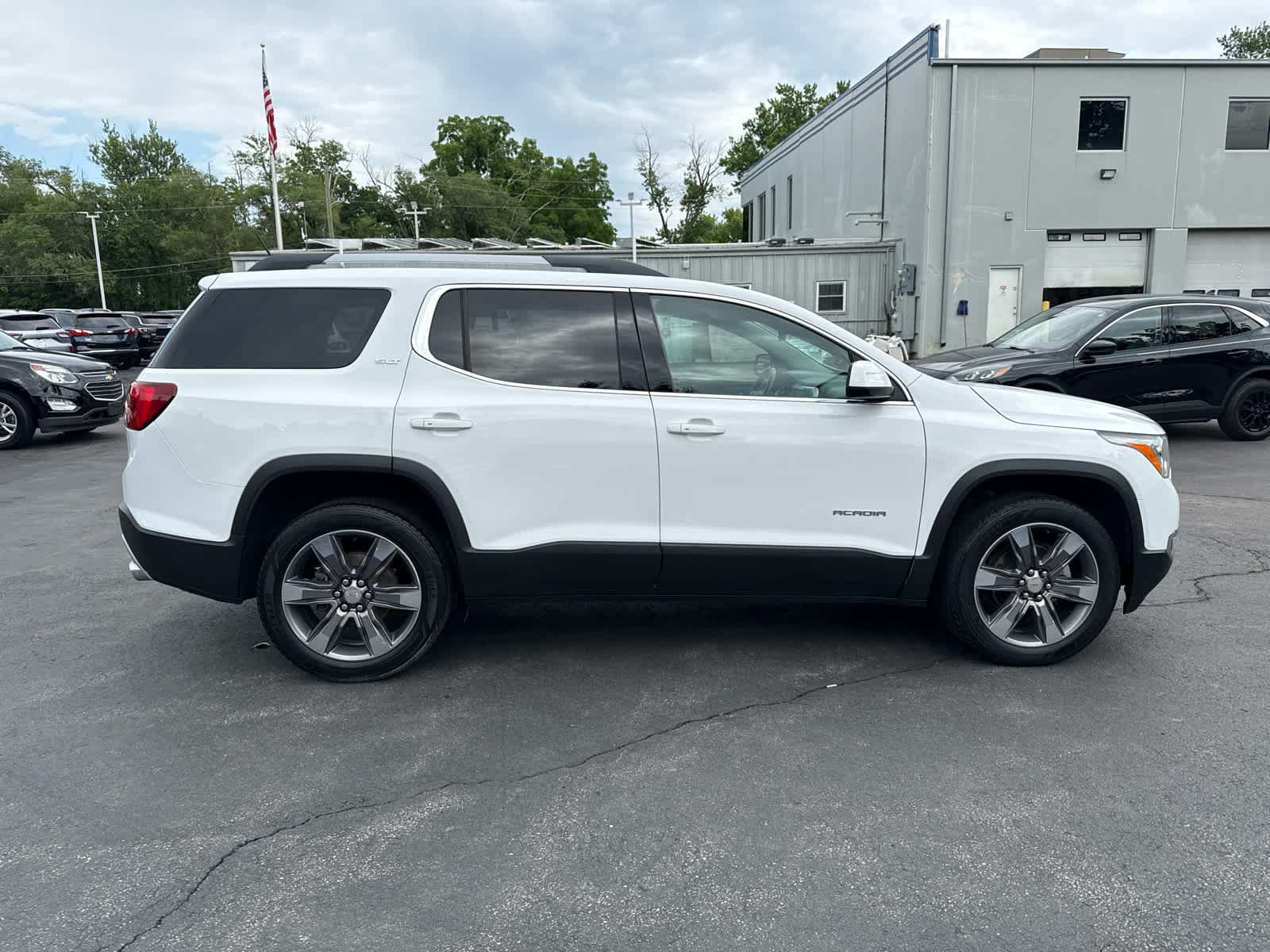 Used 2019 GMC Acadia SLT AWD/4WD image 2