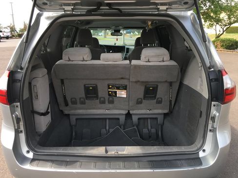Used 2020 Toyota Sienna LE w/ Carpet Mat Package FWD image 6