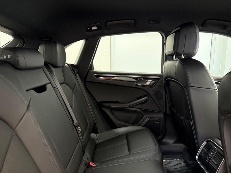 Certified 2025 Porsche Macan AWD/4WD image 13