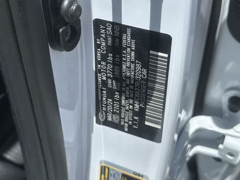 Used 2024 Hyundai Venue Limited FWD image 12