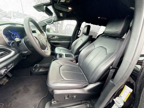 Used 2025 Chrysler Pacifica Select image 23