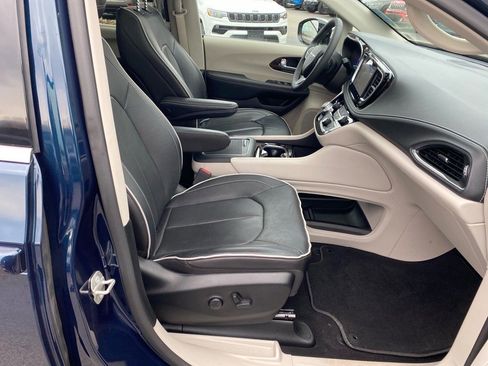 Used 2023 Chrysler Pacifica Limited image 27