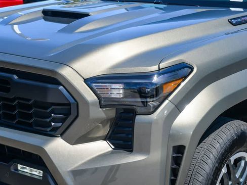 Used 2025 Toyota Tacoma TRD Sport w/ TRD Sport Premium Package image 5