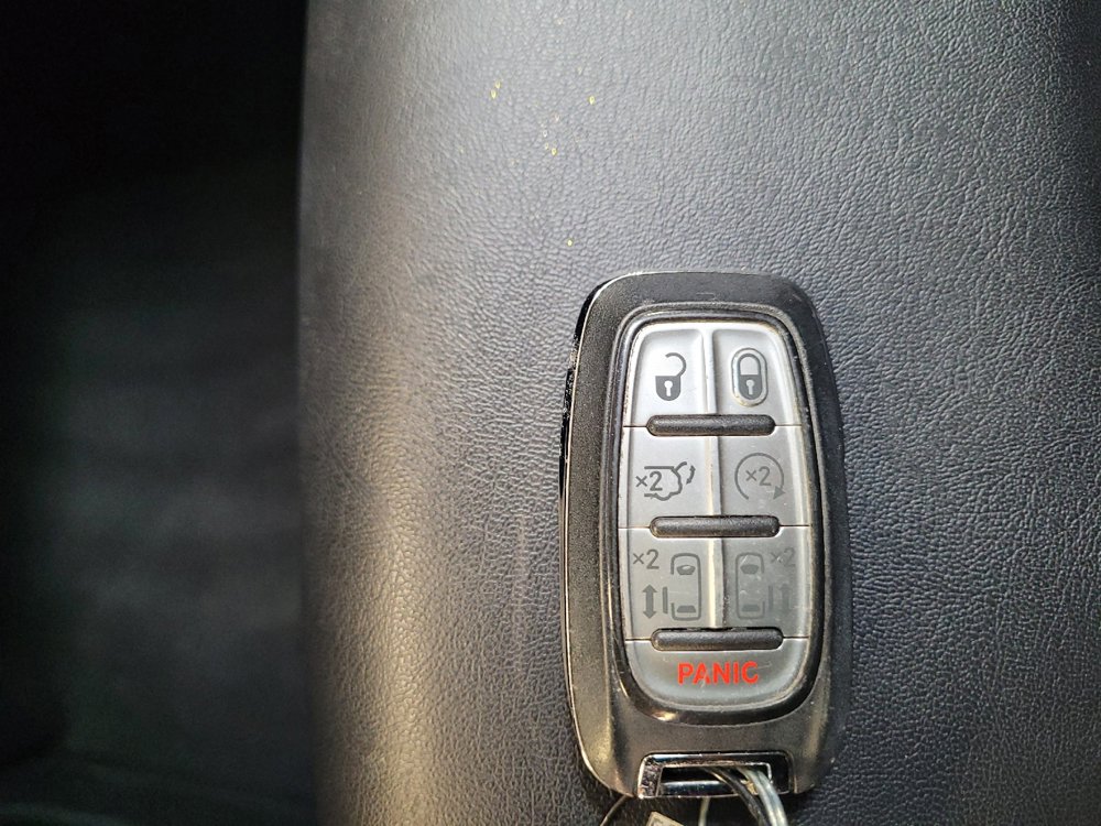 Used 2025 Chrysler Pacifica Select FWD image 32