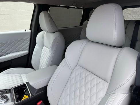 New 2025 Mitsubishi Outlander SEL image 21