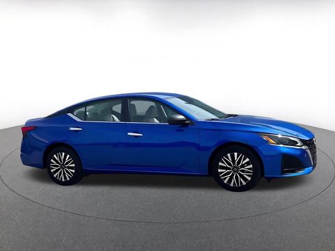 Used 2025 Nissan Altima 2.5 SV image 16