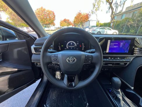 Used 2025 Toyota Camry LE image 33