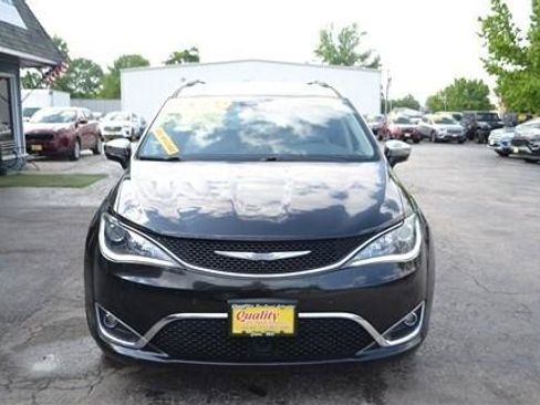 Used 2017 Chrysler Pacifica Limited w/ UConnect Theater Package FWD image 4