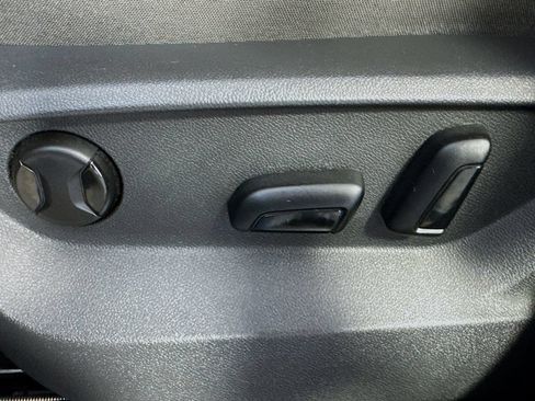 Used 2024 Volkswagen Atlas Cross Sport SE w/ Panoramic Sunroof Package FWD image 18