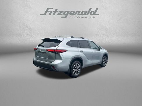Used 2021 Toyota Highlander XLE AWD/4WD image 7