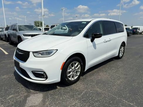 Used 2024 Chrysler Pacifica Touring-L FWD image 4