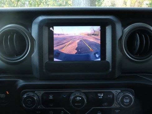 Used 2022 Jeep Gladiator Sport image 15