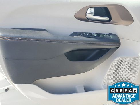 Used 2017 Chrysler Pacifica Touring-L w/ Tire & Wheel Group image 42