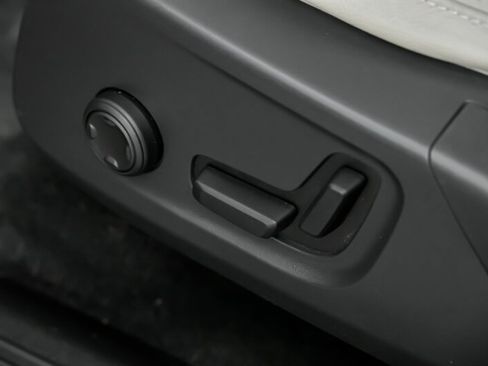 Used 2019 Volvo XC40 T4 Momentum image 24