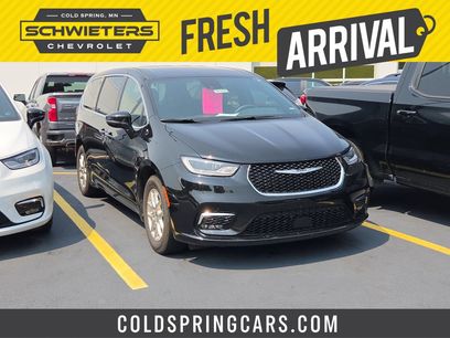Used 2025 Chrysler Pacifica Select