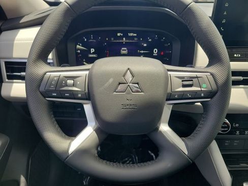 New 2025 Mitsubishi Outlander SE image 27