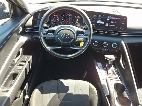 Used 2021 Hyundai Elantra SE FWD image 2