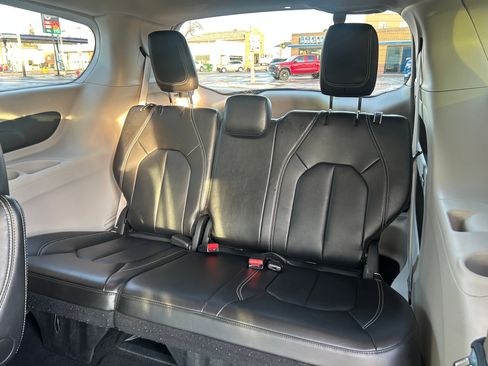 Used 2024 Chrysler Pacifica Touring-L image 37