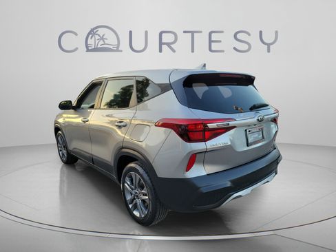 Used 2021 Kia Seltos LX AWD/4WD image 2