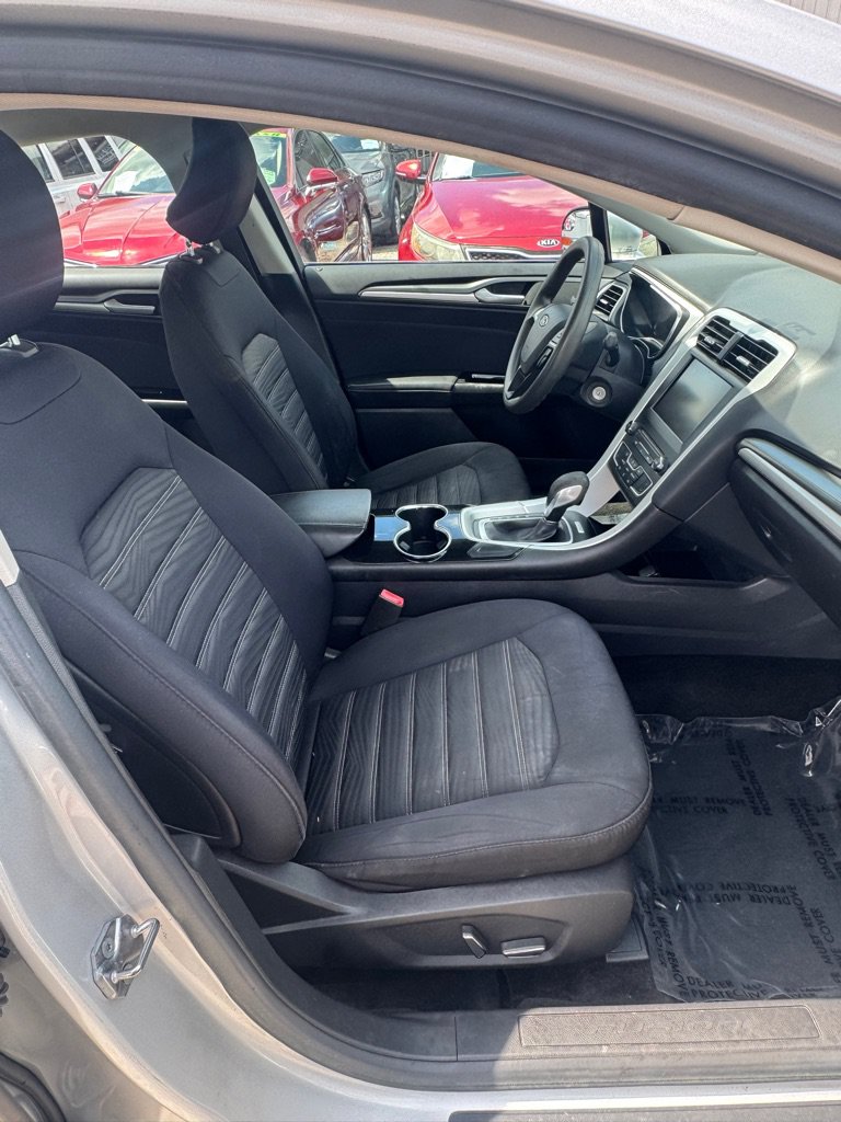 Used 2016 Ford Fusion SE FWD image 11