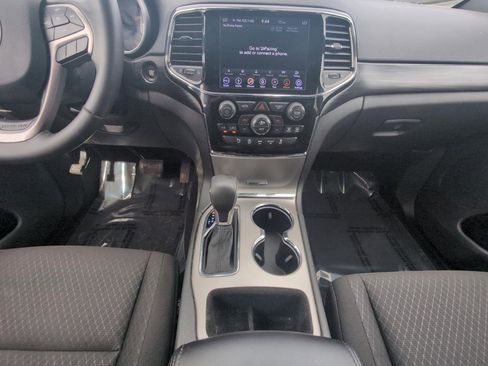 Used 2019 Jeep Grand Cherokee Laredo w/ 18" Wheel & 8.4" Radio Group AWD/4WD image 13