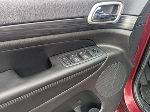 Used 2020 Jeep Grand Cherokee Altitude image 12