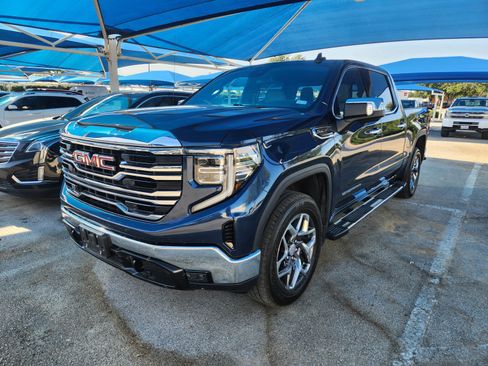 Used 2022 GMC Sierra 1500 SLT w/ SLT Convenience Package AWD/4WD image 2