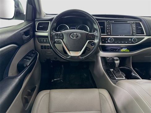 Used 2017 Toyota Highlander Limited image 23