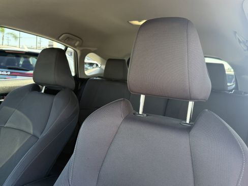 Used 2022 Toyota Venza LE image 16