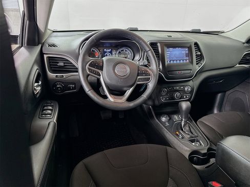 Used 2019 Jeep Cherokee Latitude w/ Cold Weather Group image 18