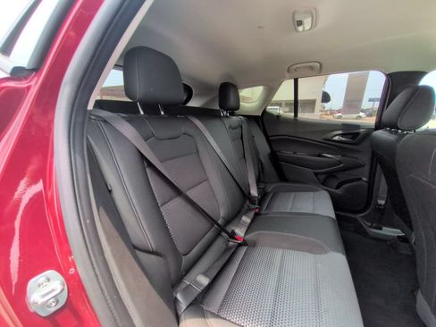 Used 2025 Chevrolet Trax LT w/ LT Convenience Package FWD image 29
