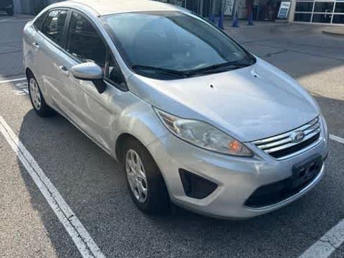 Used 2011 Ford Fiesta SE w/ Super Fuel Economy Pkg FWD image 4