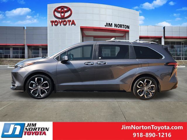 Used 2025 Toyota Sienna Platinum FWD image 5