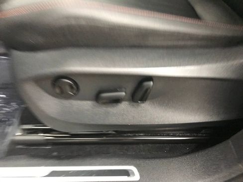 Used 2024 Volkswagen Tiguan SE image 13