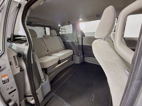 Used 2017 Toyota Sienna LE image 26