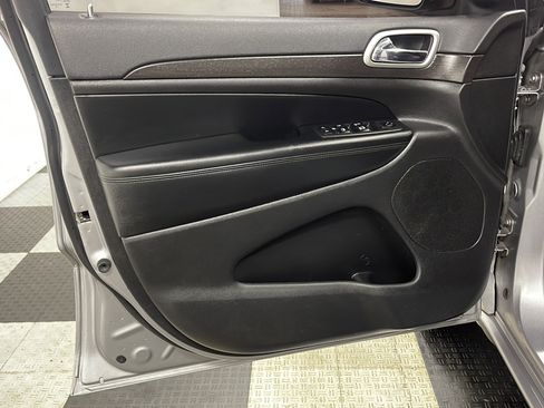 Used 2018 Jeep Grand Cherokee Altitude AWD/4WD image 12