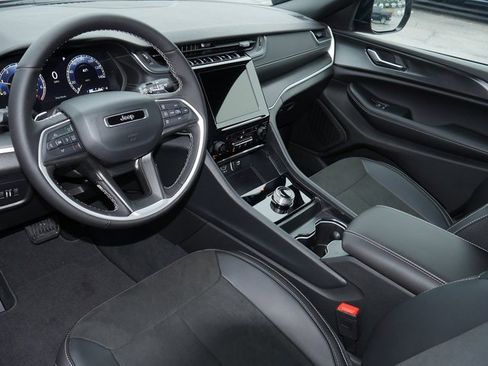 New 2025 Jeep Grand Cherokee Altitude image 14