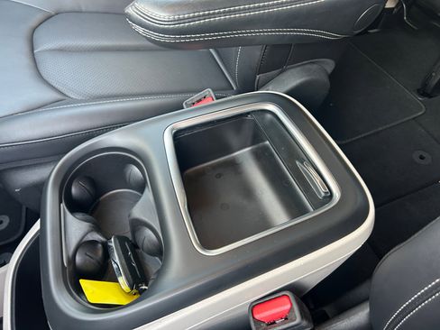 Used 2024 Chrysler Pacifica Touring-L image 26