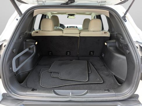 Used 2016 Jeep Cherokee Latitude w/ Comfort/Convenience Group FWD image 9