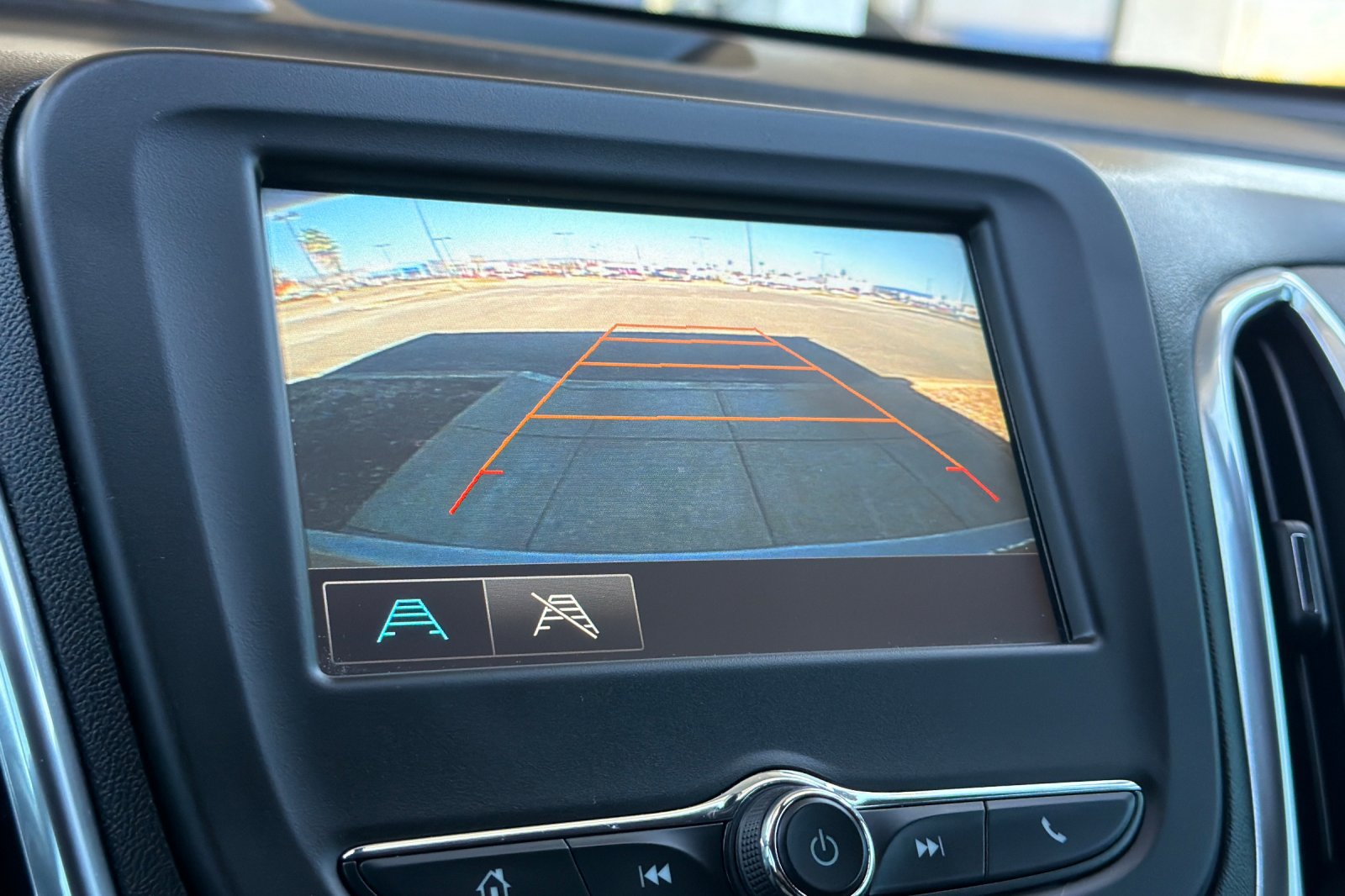 Used 2018 Chevrolet Equinox LT FWD image 24