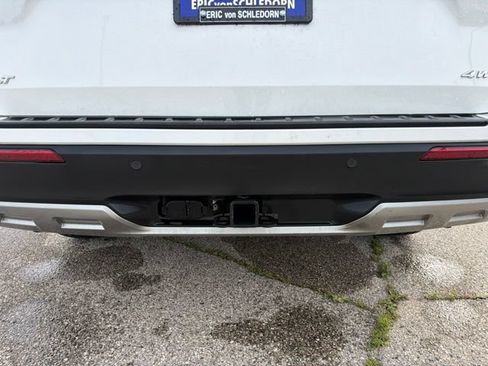 Used 2024 Ford Explorer XLT w/ Equipment Group 202A AWD/4WD image 5