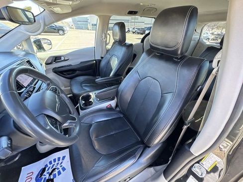 Used 2022 Chrysler Pacifica Touring-L image 18