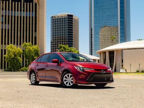 Used 2025 Toyota Corolla LE FWD image 6