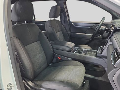 Used 2025 GMC Acadia Elevation image 12