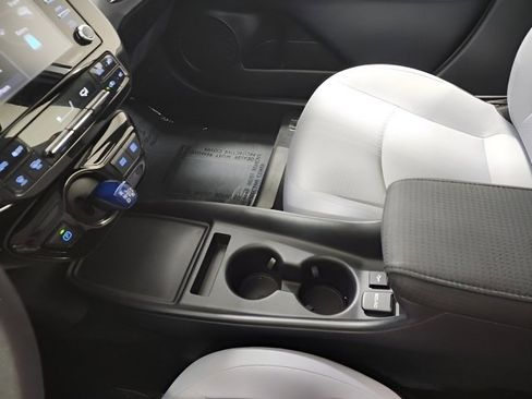 Used 2021 Toyota Prius LE image 32