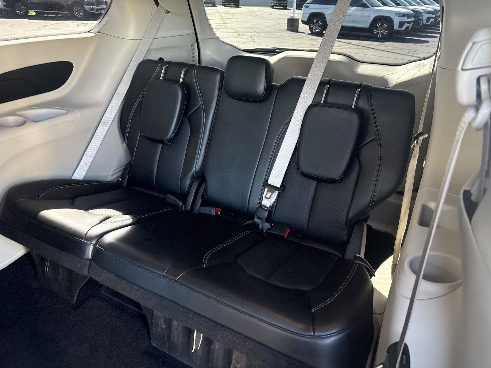 Used 2024 Chrysler Pacifica Touring-L FWD image 11