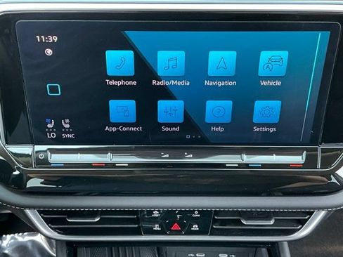 Certified 2025 Volkswagen Atlas SE FWD image 24