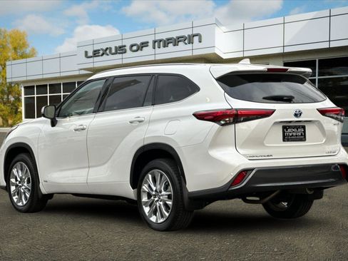 Used 2023 Toyota Highlander Limited image 3