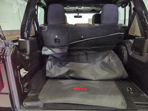 Used 2023 Jeep Wrangler Unlimited Sahara w/ LED Lighting Group AWD/4WD image 24