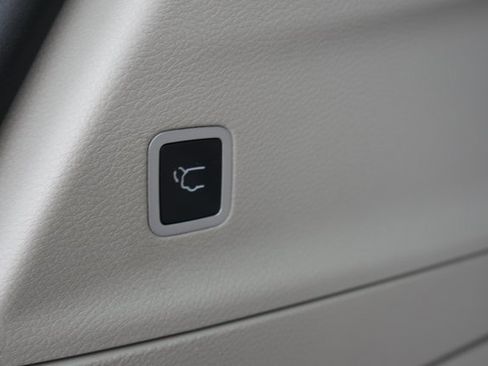 Used 2021 Chrysler Pacifica Touring-L image 11